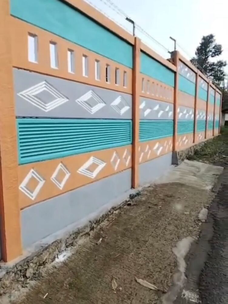 Pagar panel precast motif custom dengan finishing cat warna