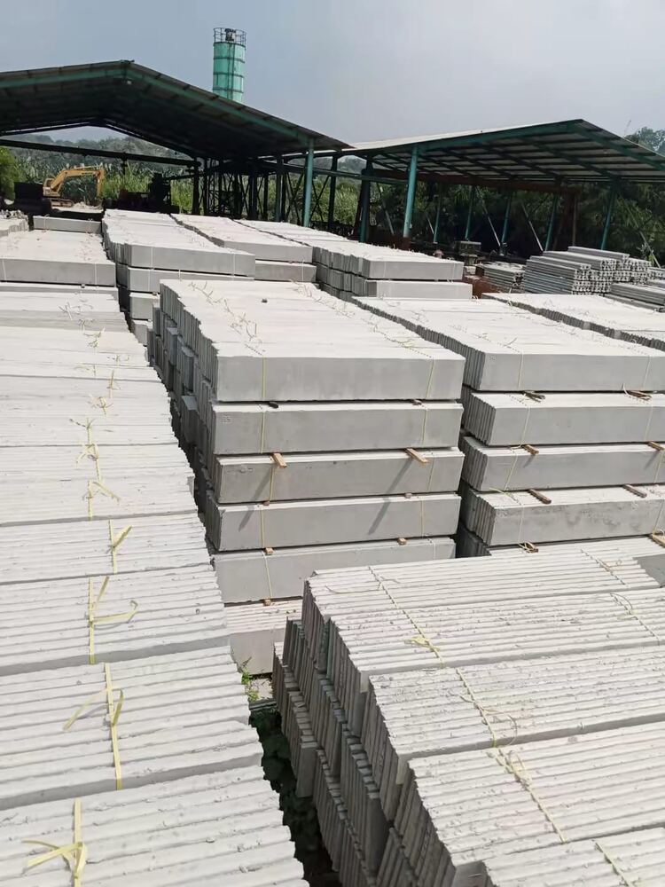 Stok panel pagar precast di area pabrik