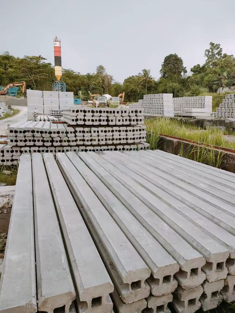 Tiang precast siap kirim di area pabrik