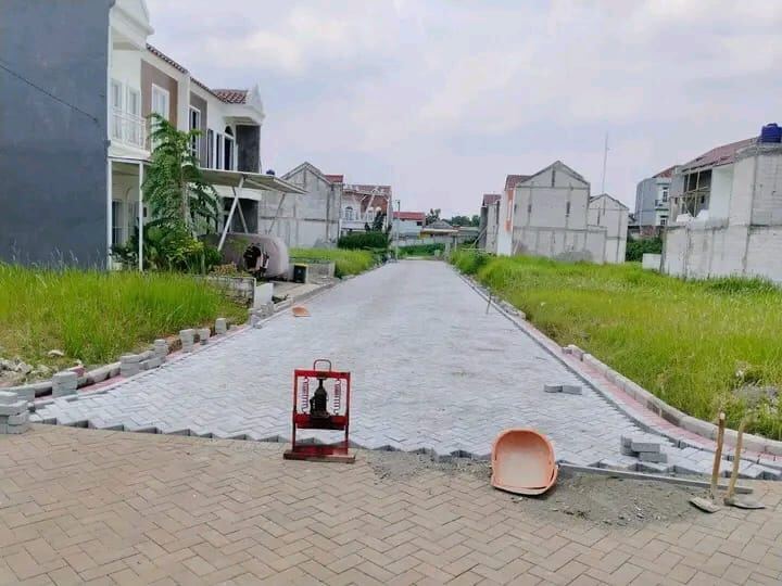 Pemasangan paving block jalan perumahan