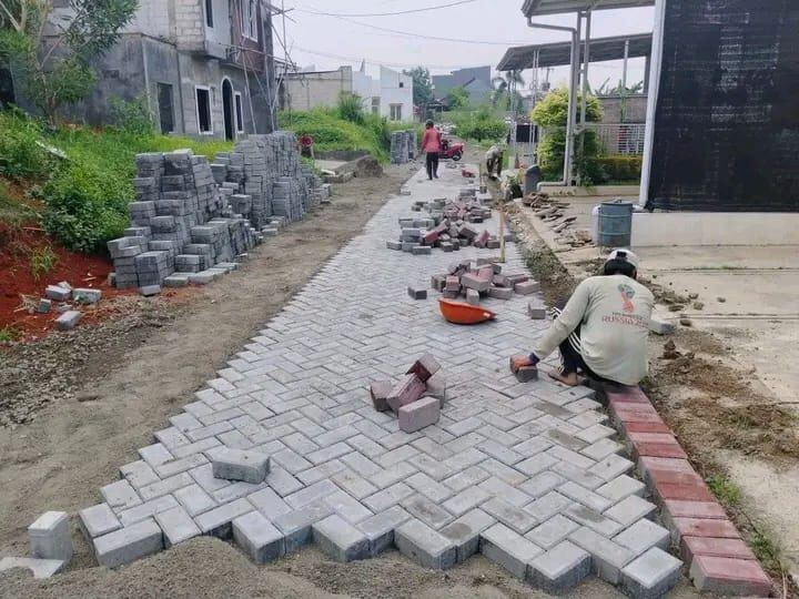 Pemasangan paving block pola herringbone