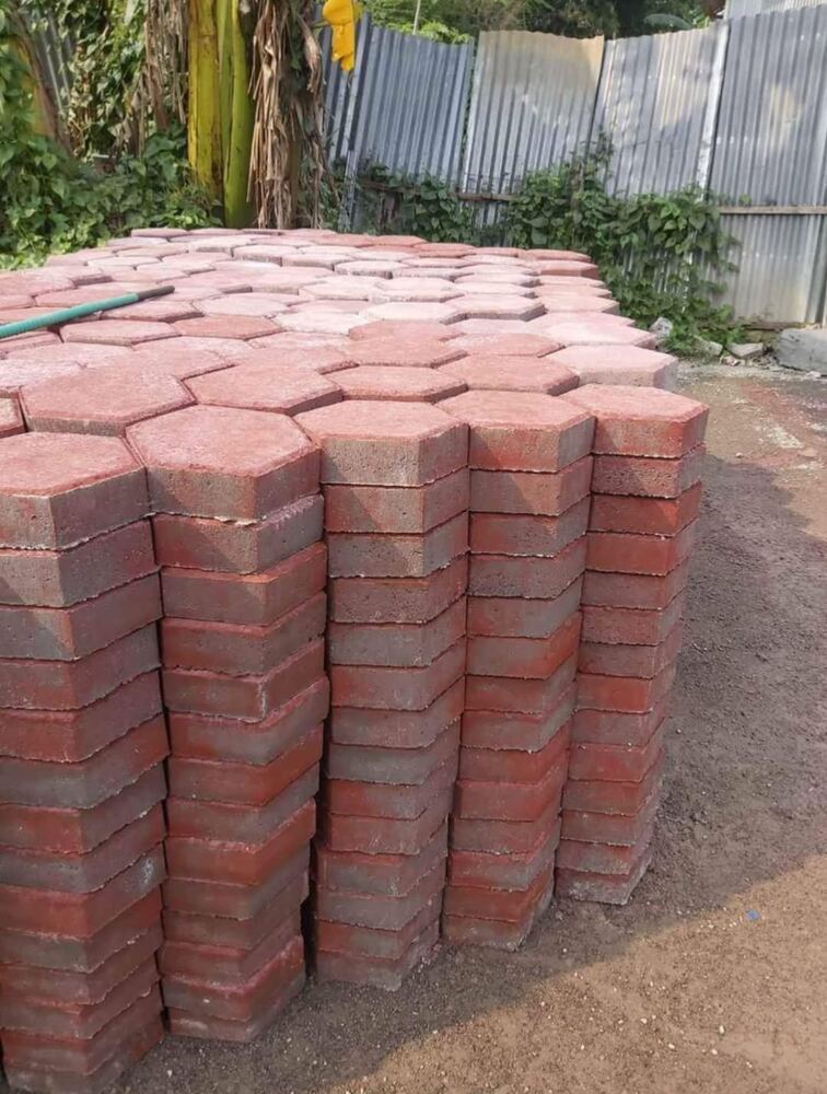 Tumpukan paving block merah siap pasang