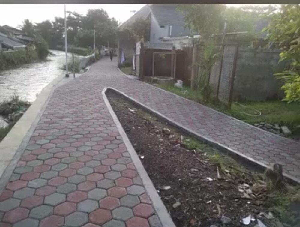Jalur pedestrian paving hexagon tepi sungai