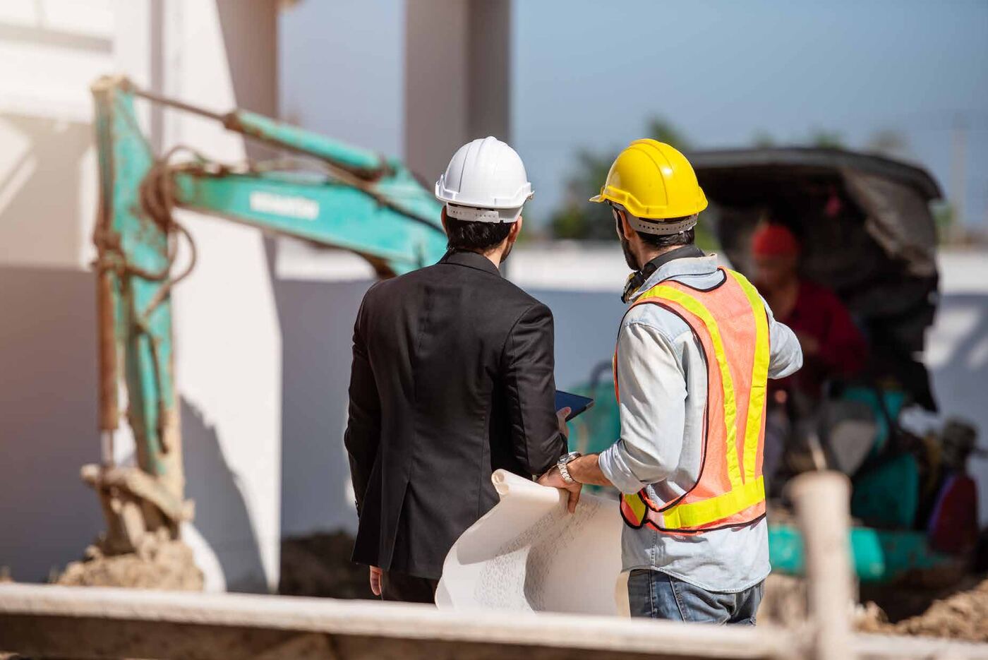 Konsultasi teknis di lokasi proyek